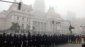 Graves incidentes tras la aprobación de la Ley Bases: gases, balas de goma y corridas