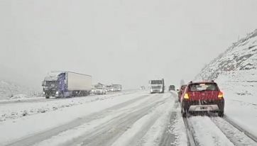 Sigue el alerta por nieve: suspenden las clases y restringen el tránsito