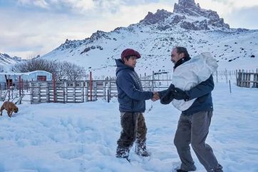 Historias de vida: está tapado de nieve, no tiene insumos, pero no quiere irse sin sus perros