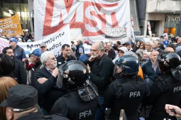 La policía reprimió a jubilados que reclamaban contra el veto del Presidente