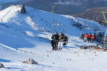 Cerros explotados de nieve, pero con pocos turistas