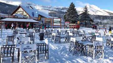 Cerros explotados de nieve, pero con pocos turistas