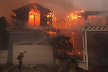 Impactantes imágenes del incendio que obligó a evacuar a más de 30 mil personas