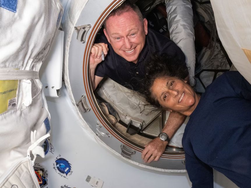Los astronautas que estaban varados en el espacio regresarían el martes