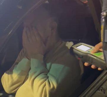 Papelón: Funcionario de El Bolsón intentó evadir un test de alcoholemia por