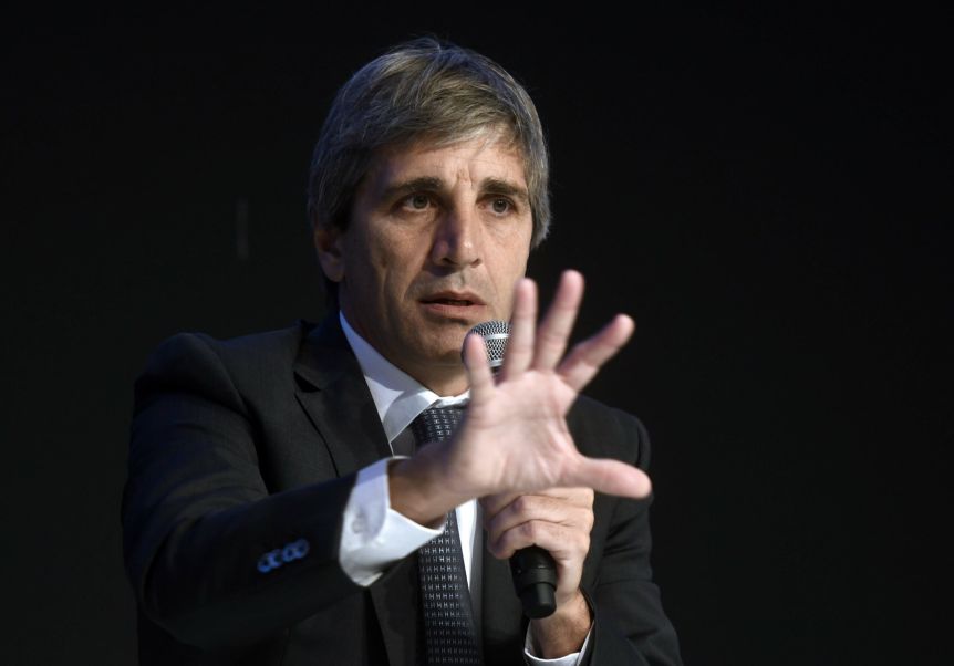Dólares bajo el colchón en la mira: Caputo confirmó que habrá una desregulación para su libre uso