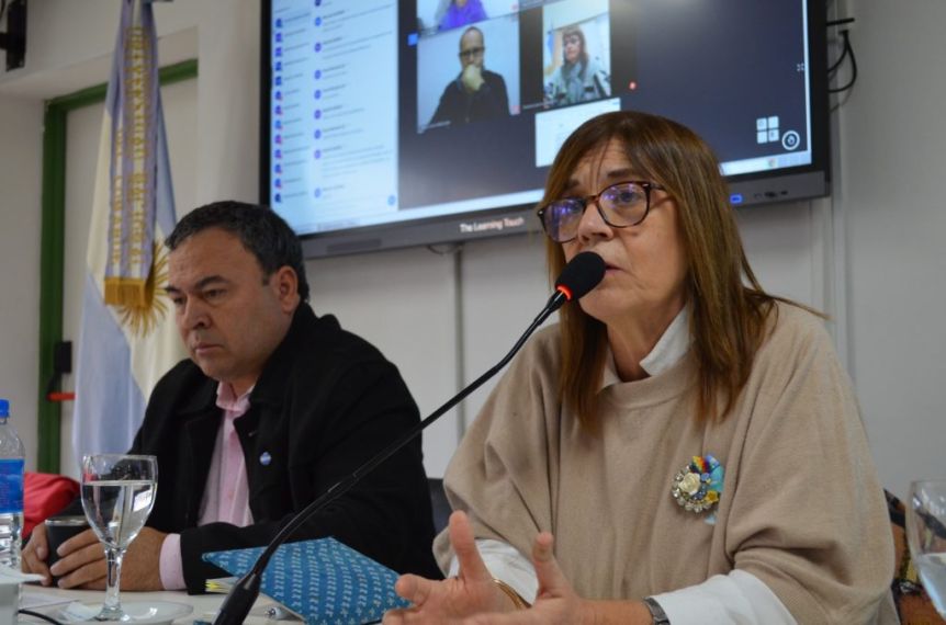 Renuncia masiva de docentes en la UNCO por el