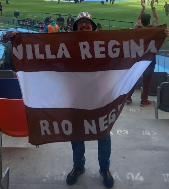 De Villa Regina al cielo calamar: un concejal rionegrino cruzó el país para ver campeón a Platense