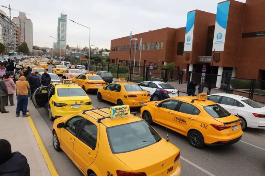 Tensión en la Capital por la legalización de Uber y otras aplicaciones de autos