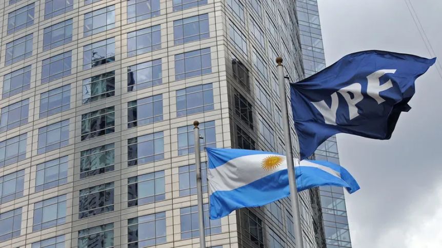 La justicia de EEUU ordenó entregar el 51% de las acciones de YPF a beneficiarios del juicio