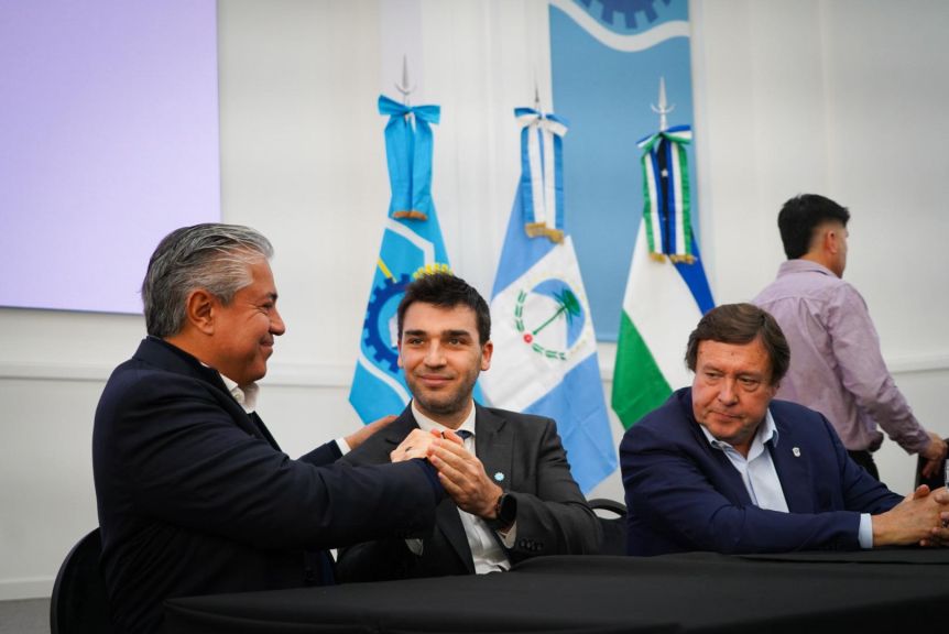 Torres, Figueroa y Weretilneck firmaron para ampliar el Gasoducto Cordillerano