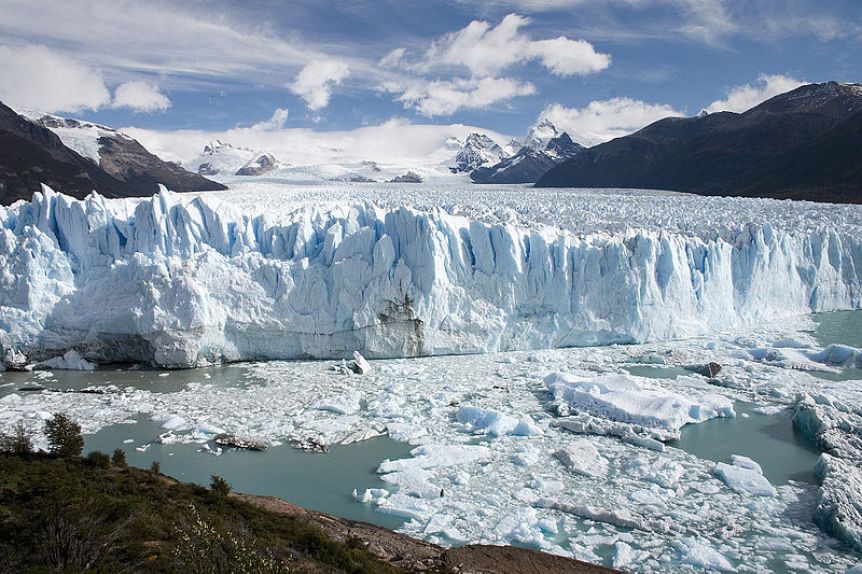 El Presidente de Parques Nacionales llegó a Los Glaciares y vecinos lo esperaban con un petitorio