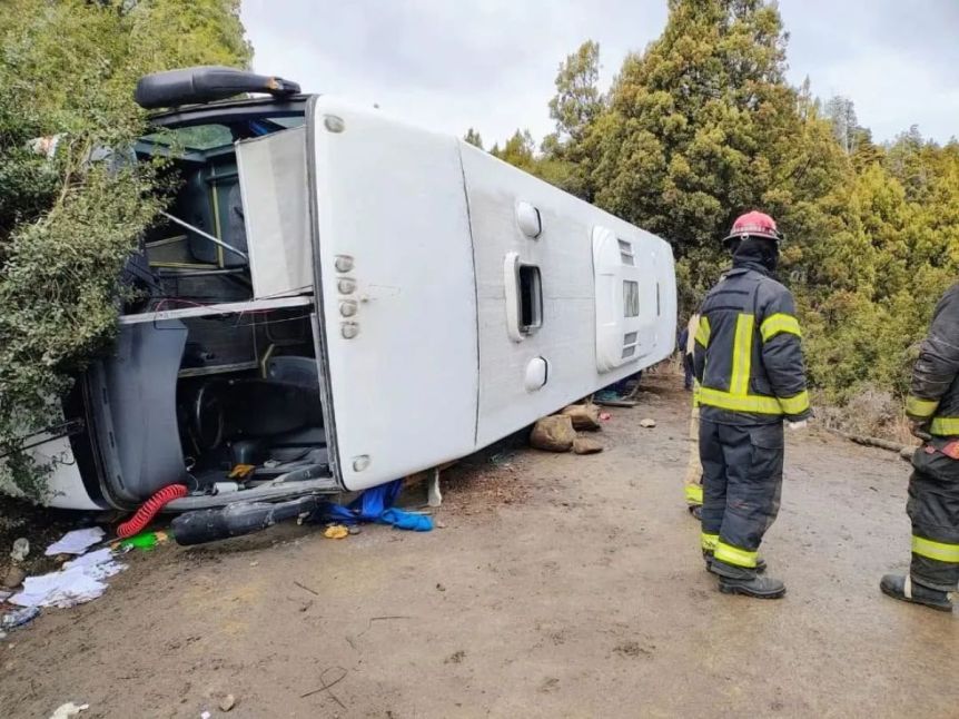 Grave accidente en Traful: un colectivo volcó con 44 pasajeros y hay varios heridos de gravedad