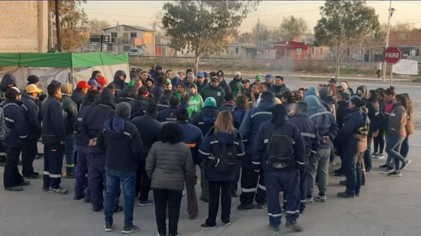 En plena crisis, Román viaja a Viedma a pedir ayuda y ATE paraliza el municipio