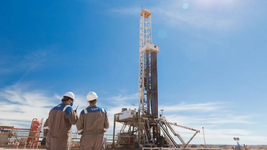 YPF completó la adquisición de dos bloques en Vaca Muerta por USD 500 Millones