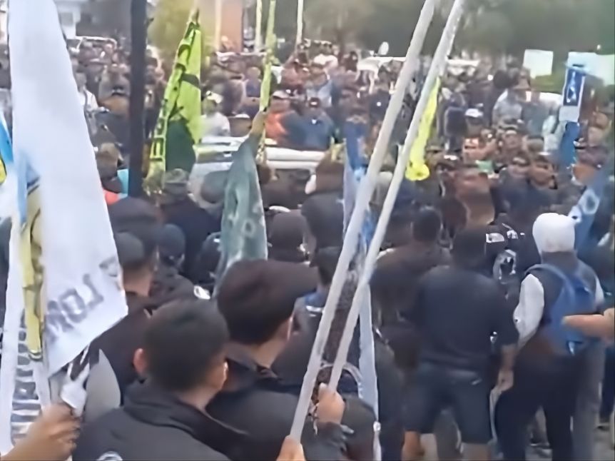 El roce entre gremios desencadenó una batalla campal a las afueras de la Legislatura