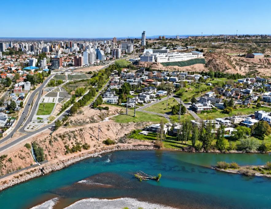 Un fallo judicial despejó el camino para liberar toda la costa del río Neuquén
