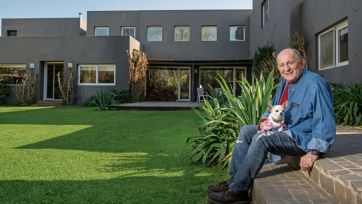 Chiche Gelblung en imágenes: una vida entre el brindis y el jardín