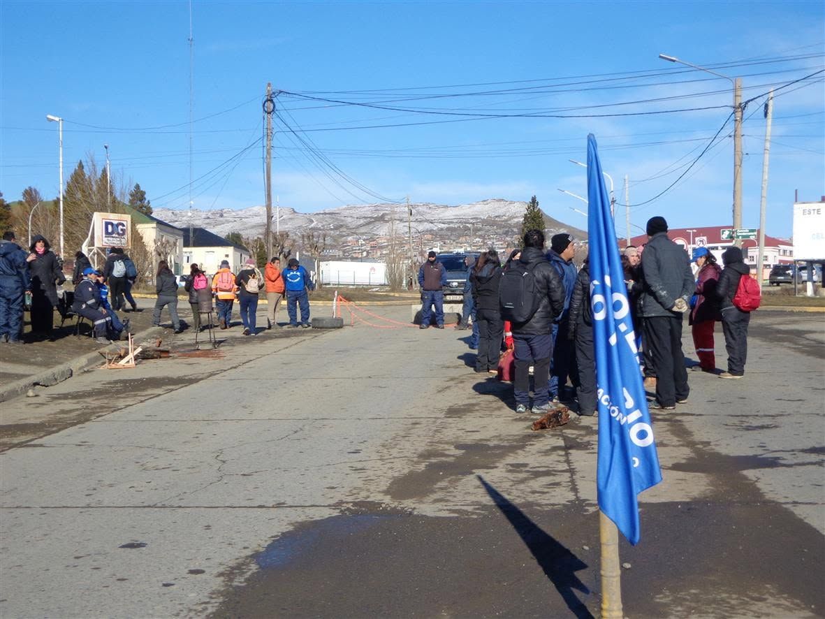 Sigue el conflicto municipal en Río Turbio: cortes intermitentes en la ruta y sin acuerdo salarial