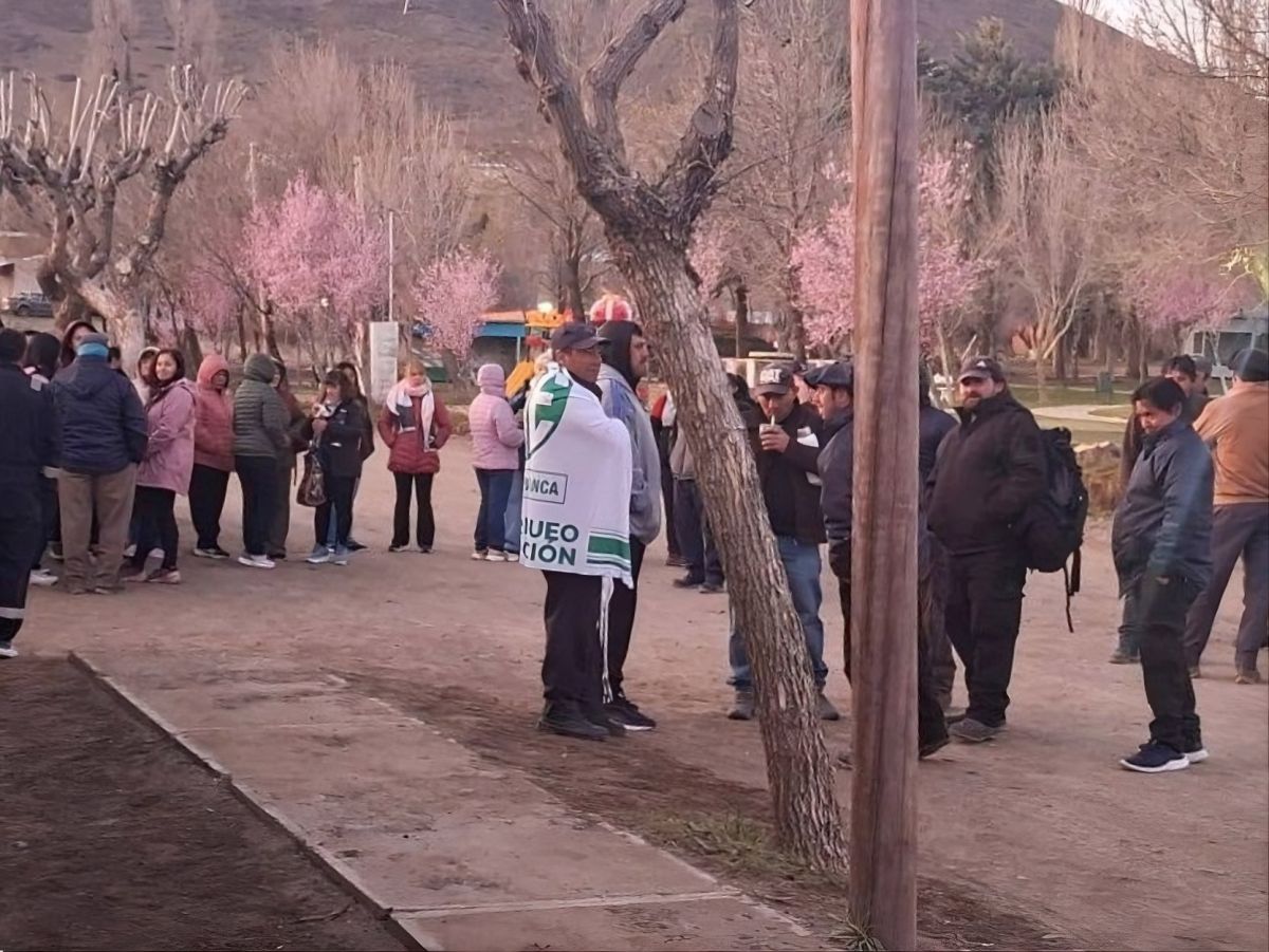 El Cholar: paro municipal y amenaza de corte por salarios básicos de $400 mil