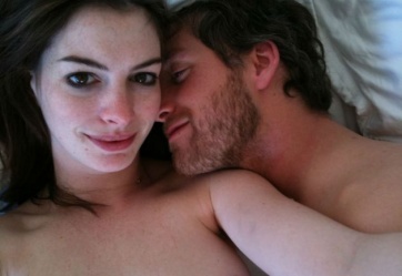 Filtran fotos íntimas de Anne Hathaway al desnudo