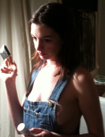 Filtran fotos íntimas de Anne Hathaway al desnudo