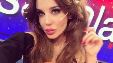 Charlotte Caniggia calentó las redes en microtanga y topless