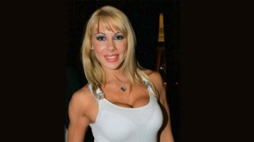 El nuevo tattoo de Mónica Farro en su vientre: ¿una vagina?