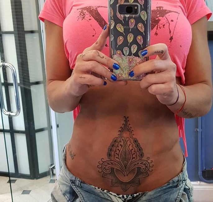 El nuevo tattoo de Mónica Farro en su vientre: ¿una vagina?