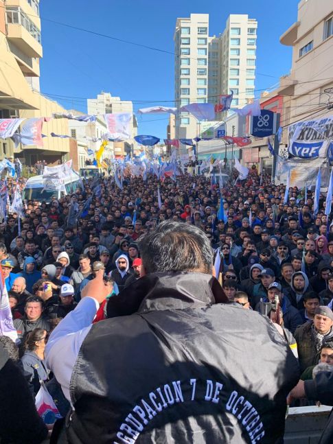 Miles de petroleros se movilizaron en defensa de los puestos de trabajo