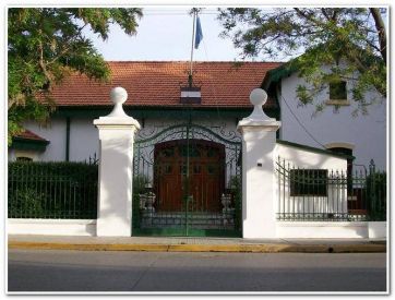 Carreras cambiaría la Residencia oficial por una casa en la Costanera