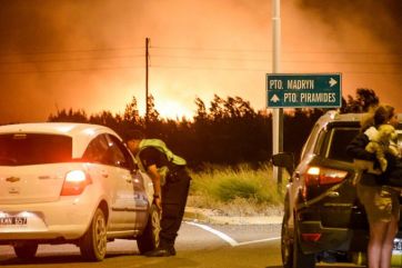 Sigue la ardua tarea de los Bomberos para controlar el incendio en Puerto Madryn