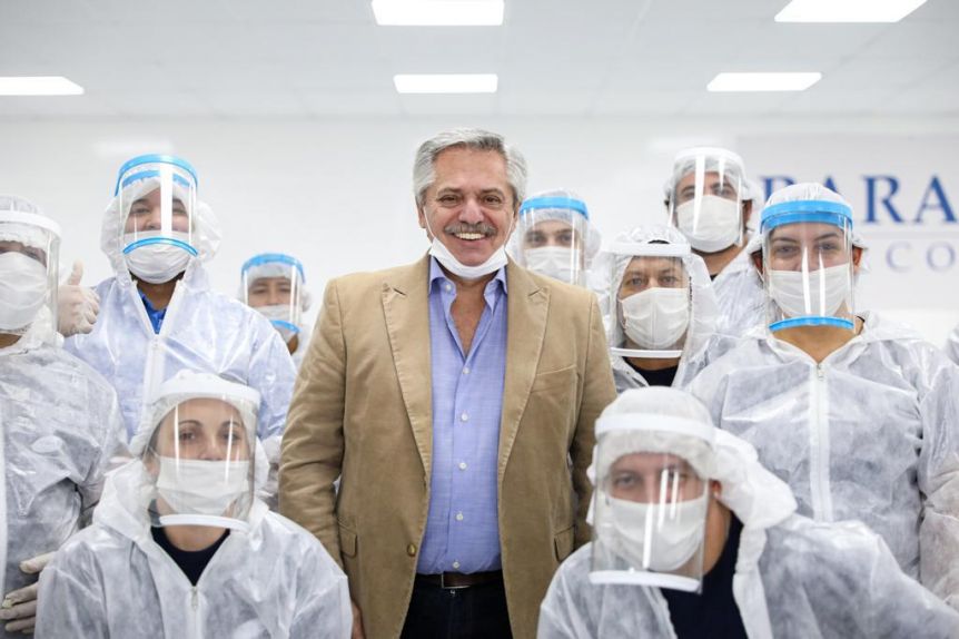 Con un video en Twitter y la visita a una fábrica de barbijos, el Presidente saludó a los trabajadores