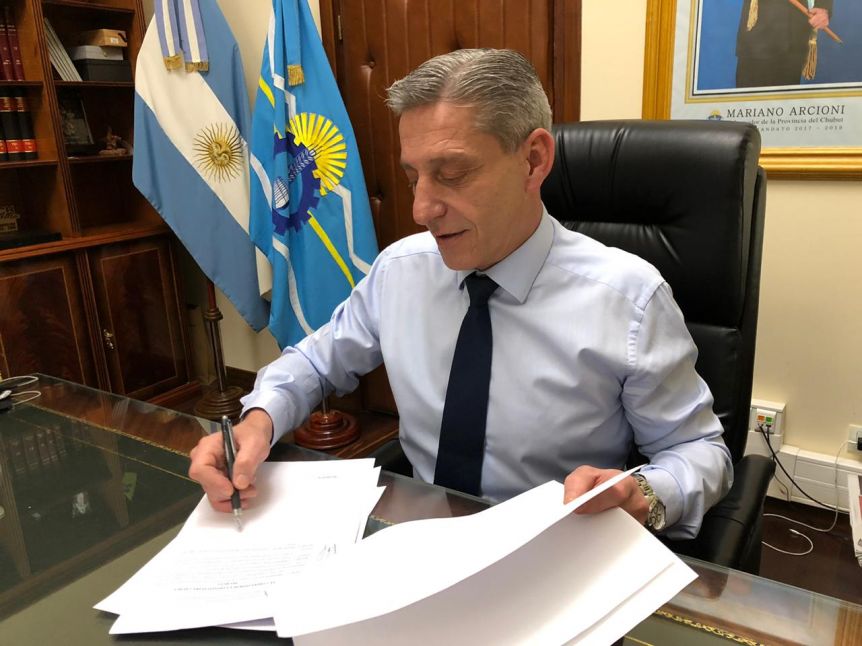 Arcioni firmó la adhesión al Programa Argentina Construye