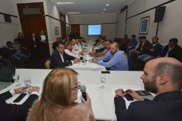 El oficialismo en disputa: liga de intendentes turísticos, nueva coparticipación y aguinaldos