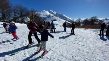 Los centros de esquí abrieron llenos de nieve y sol para residentes locales