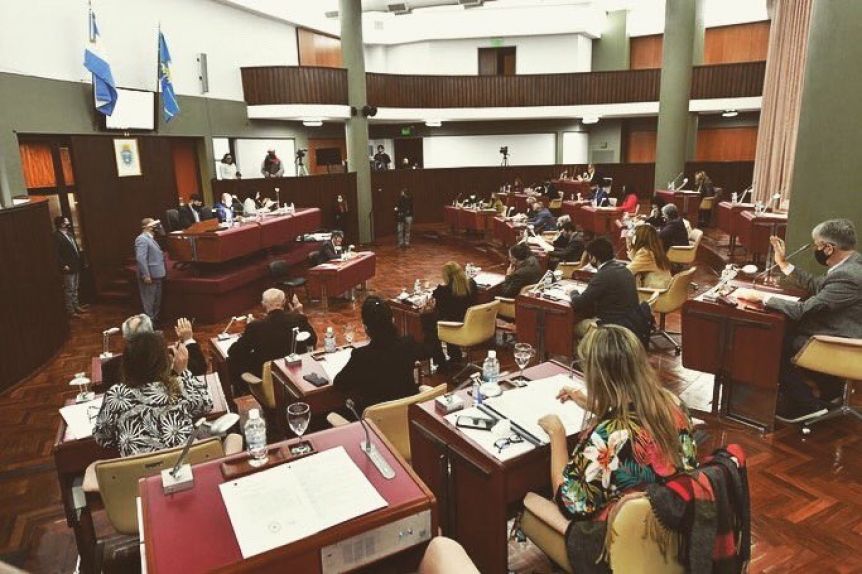 La Legislatura aprobó la renegociación de la deuda y Arcioni celebró el consenso logrado