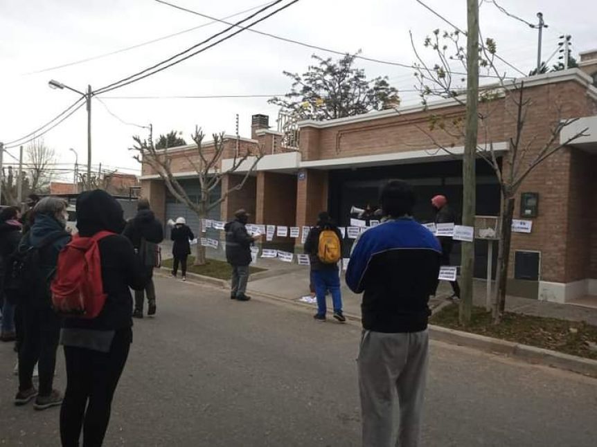 Tensión en Neuquén: escrache a una Ministra y un Intendente encerrado en su despacho