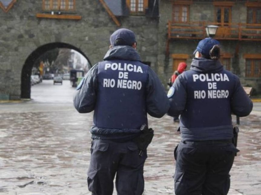 Tras los reclamos, Carreras anunció aumentos para el personal policial y los penitenciarios