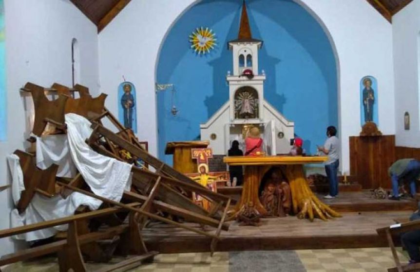 Tensión por las tomas: ocuparon y destrozaron una iglesia en El Bolsón