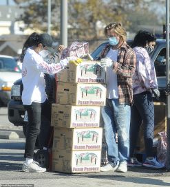 Brad Pitt repartió alimentos a los más necesitados y fue tendencia en las redes