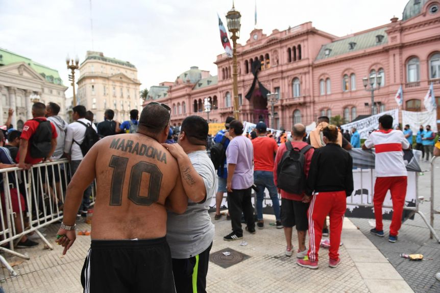Casa Rosada: miles de argentinos se acercan para despedir Diego Armando Maradona