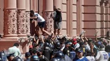 Todo 100% argentino: incidentes y miserable pelea política por el velatorio de D10S