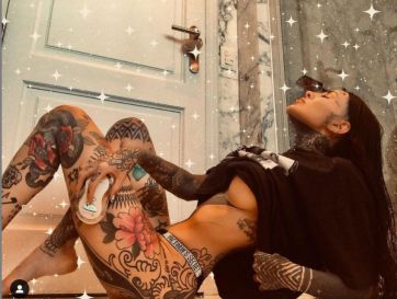 Cande Tinelli sensual recostada solo en remera y ropa interior