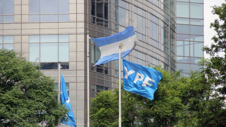 YPF también busca reestructurar su deuda