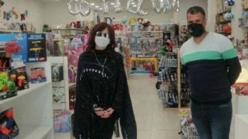 En modo abuela, CFK anduvo de compras en conocida juguetería en El Calafate