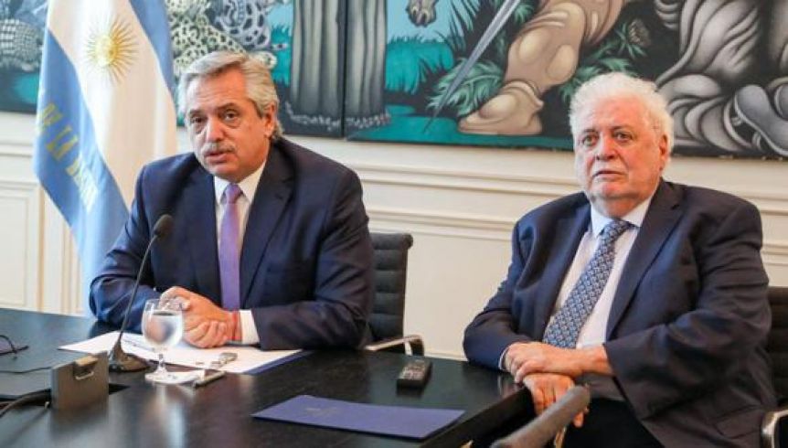 La vacunación VIP arrastra hacia al fondo la imagen del Presidente