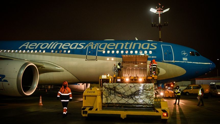 Más vacunas: otro vuelo a Moscú y uno a China le dan un poco de aire al gobierno