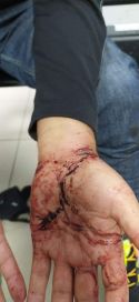 Denuncian brutal agresión policial a quien difundió el sueldo de la esposa de Cotillo
