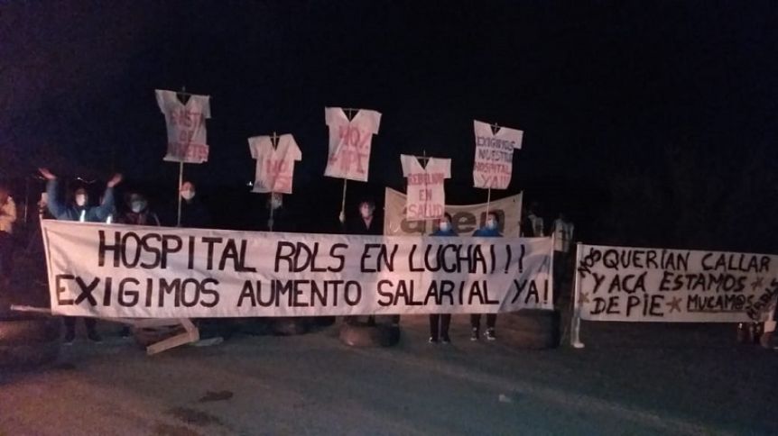 Sube la tensión: el personal de Salud bloquea la ruta del petróleo